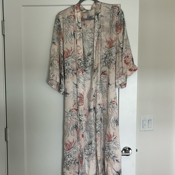 World Market silk like robe - Picture 2 of 4